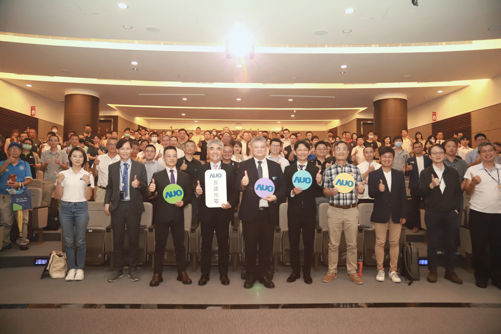 友達光電邀請領域專家共研再生能源發展、電力需求及建築物減碳等議題進行交流，盼共擘綠色永續生態圈的嶄新契機