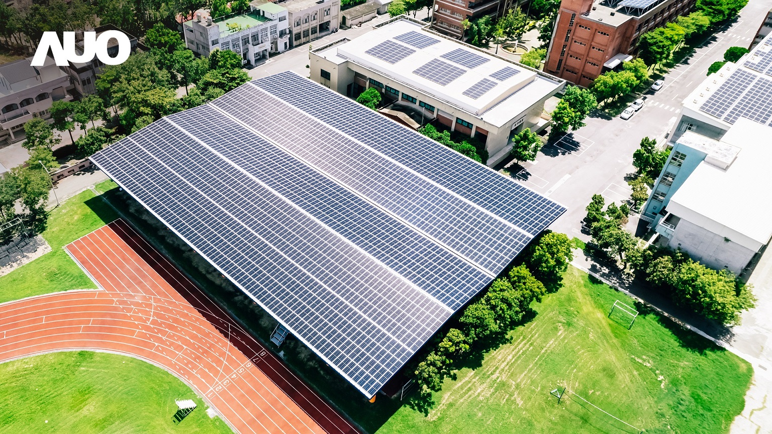 友達SunSteel光電整合型浪板具備快速安裝、輕量化優勢，可提升15%發電效能，通過國際IEC與國內VPC認證安全、防漏、耐候標準