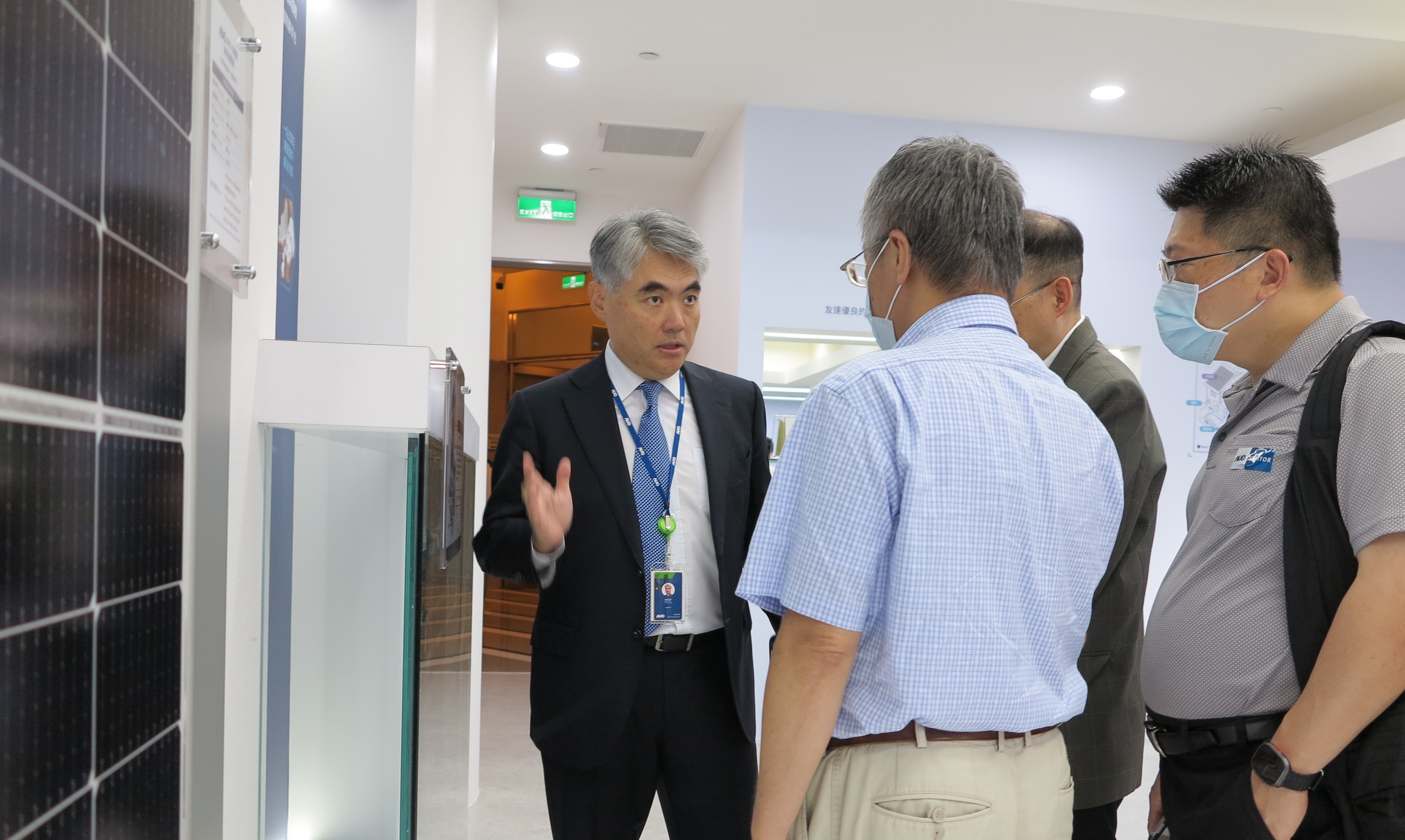 友達光電能源事業群總經理林恬宇分享友達落實太陽能建築一體化目標，協助企業邁向能源轉型的高效能低碳解方。