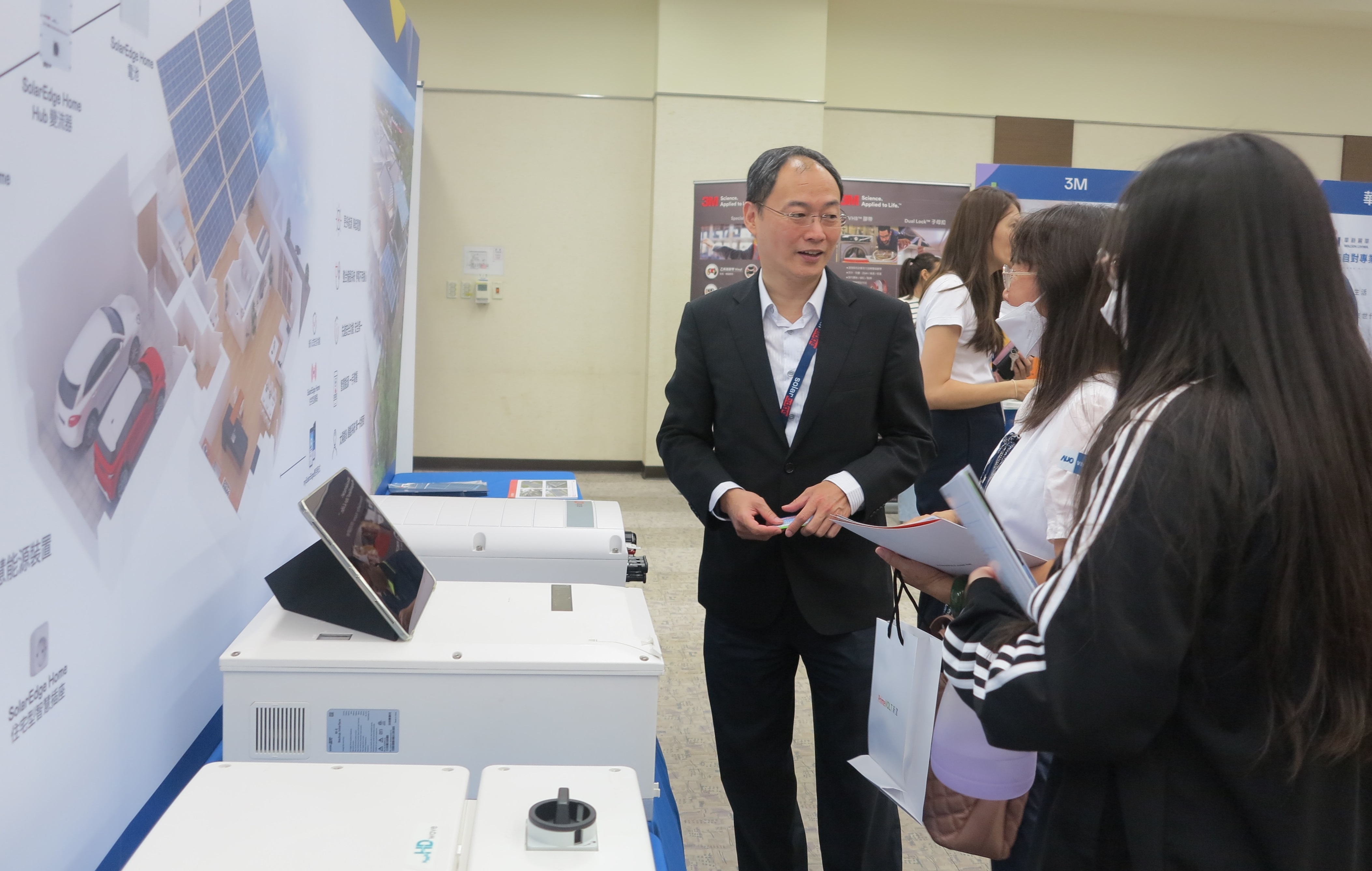 透過研討會產學界緊密交流與分享，提升參與人員借鏡及加深低碳概念，提升綠色能源產業之韌性。