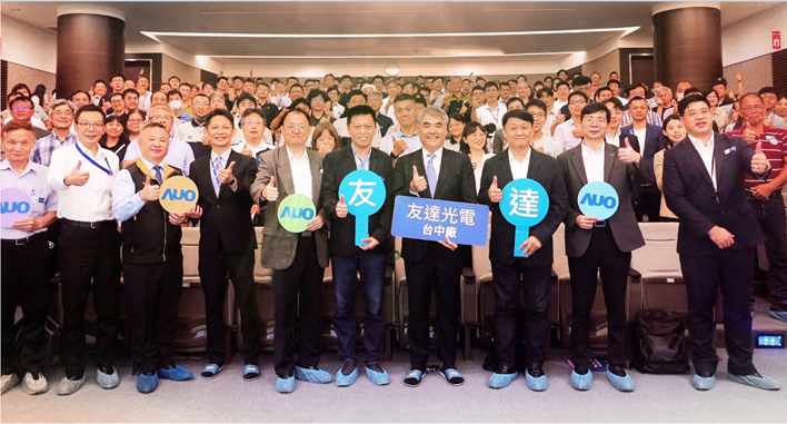 友達以太陽能解決方案領航者，跨足建築領域，4日在台中廠區舉辦「光電建築一體化研討會」，邀請產業先驅共同推動綠化，打造新一代智慧綠建築。